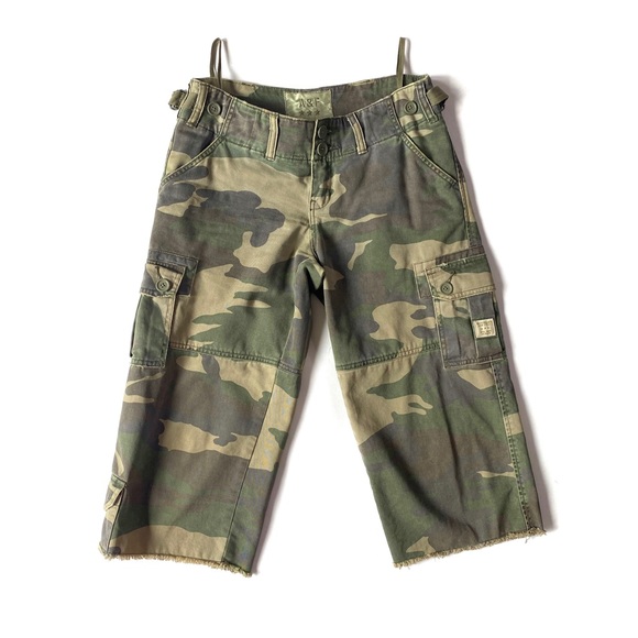 Abercrombie & Fitch Pants - Abercrombie and Fitch army green camouflage cropped cargo pants
